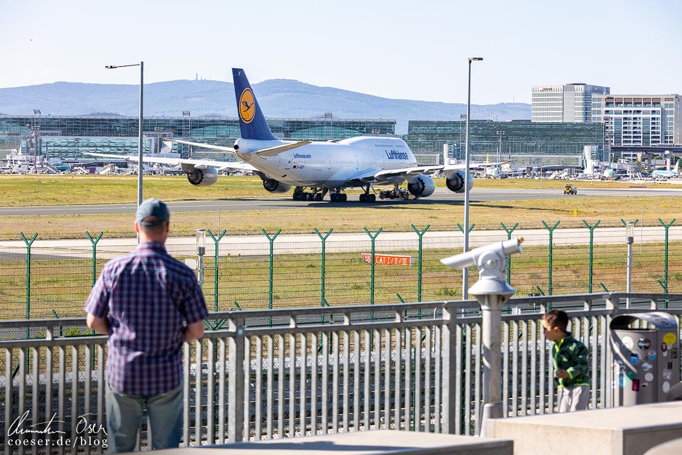 Planespotting am Flughafen Frankfurt vom Aussichtspunkt Luftbrücke mit Blick auf eine Boeing 747 der Lufthansa