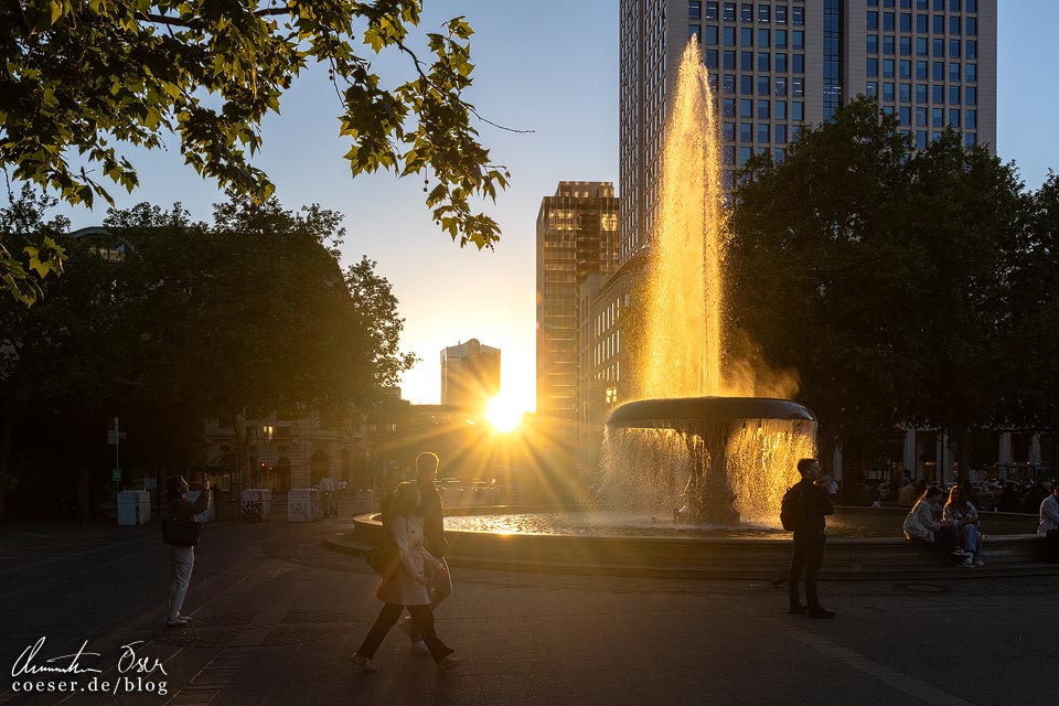 Fotospots Frankfurt: Sonnenuntergang im Lucae-Brunnen vor der Alten Oper