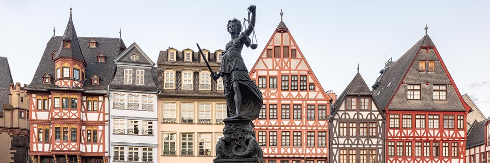 Statue der Justizia im Gerechtigkeitsbrunnen vor historischen Fachwerkhäusern auf dem Römerberg in Frankfurt