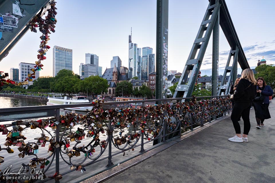 Fotospots Frankfurt: Blick auf die Skyline in der Dämmerung vom Eisernen Steg aus gesehen