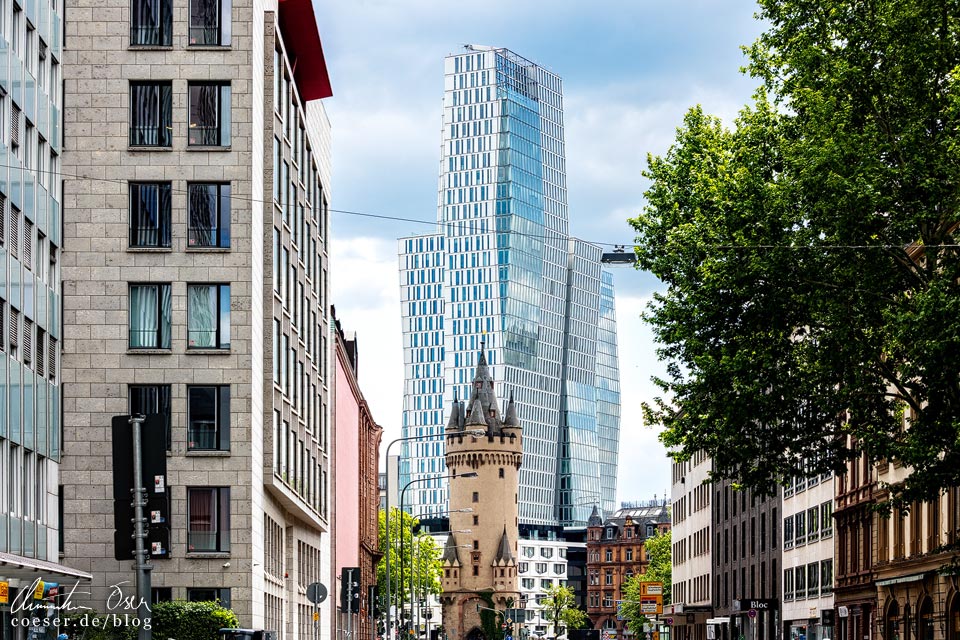 Fotospots Frankfurt: Der historische Eschenheimer Turm vor dem Wolkenkratzer Nextower