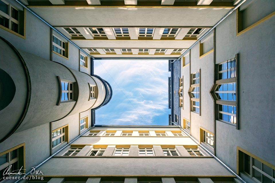 Fotospots Frankfurt: Klassischer Innenhof von unten fotografiert
