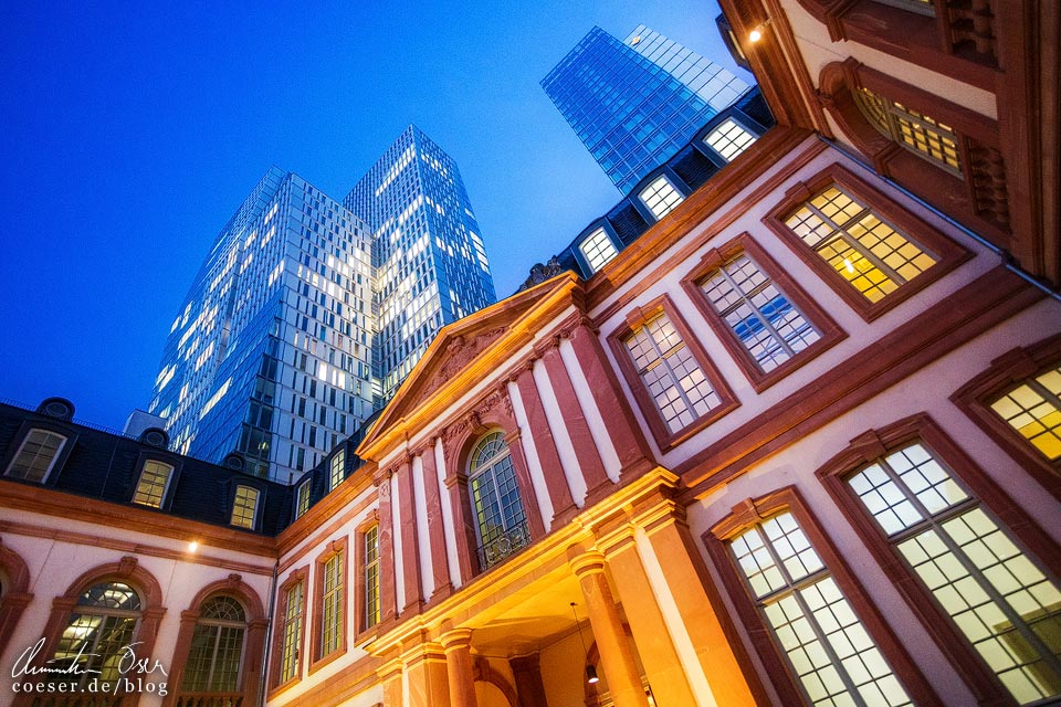 Fotospots Frankfurt: Moderne Wolkenkratzer in der blauen Stunde und historische Architektur des Palais Frankfurt