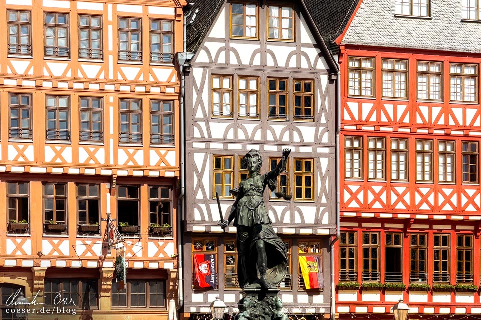 Frankfurt Fotospots: Historische Fachwerkhäuser und die Justitia im Gerechtigskeitsbrunnen auf dem Römerberg