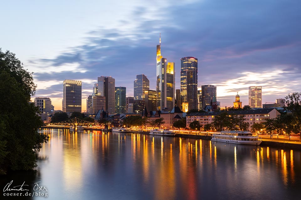 Blick von der Alten Brücke auf die Skyline von Frankfurt in der blauen Stunde nach Sonnenuntergang