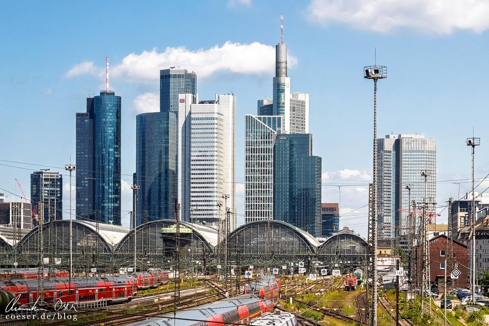Fotospots Frankfurt: Die Skyline mit dem Hauptbahnhof vom Zug aus gesehen