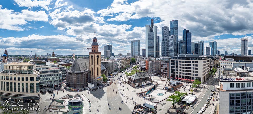 Fotospots Frankfurt: Panorama der Hauptwache und der Skyline von der Dachterrasse des Einkaufszentrums Galeria Kaufhof aus gesehen