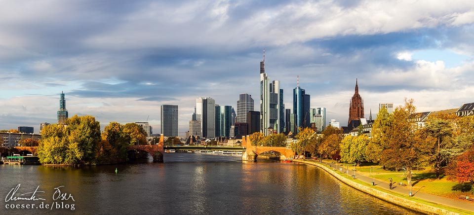 Blick von der Ignaz-Bubis-Brücke auf die Skyline von Frankfurt im Morgenlicht der Sonne