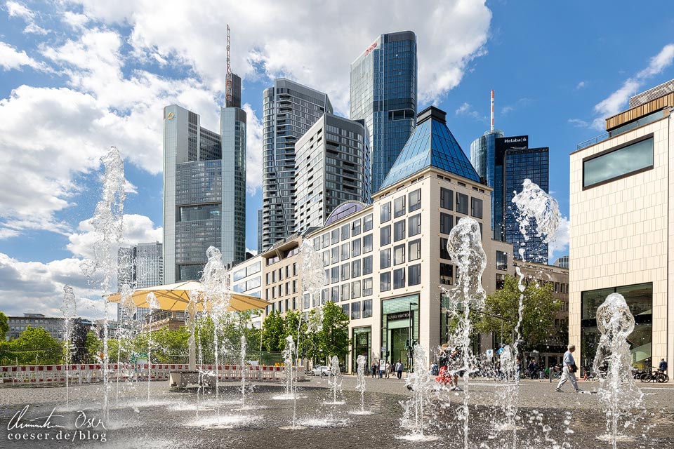 Fotospots Frankfurt: Rathenauplatz mit Skyline im Hintergrund