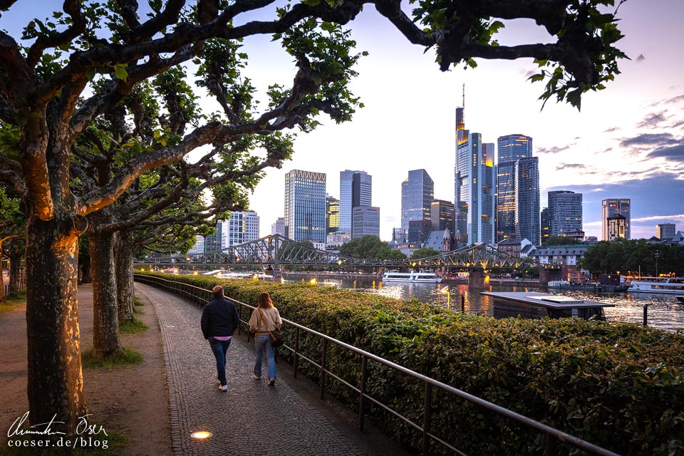 Fotospots Frankfurt: Blick auf die Skyline in der Dämmerung vom Ufer in Sachsenhausen aus gesehen