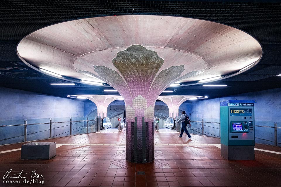 Fotospots Frankfurt: Moderne und futuristische Architektur in der U-Bahn-Station Westend