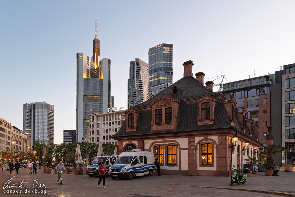 Hauptwache und Skyline von Frankfurt am Main in der Dämmerung 