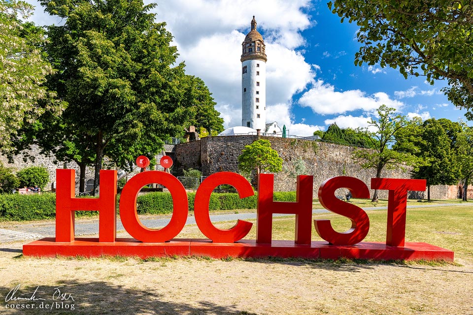Schriftzug vor dem Höchster Schloss in Höchst in Frankfurt am Main