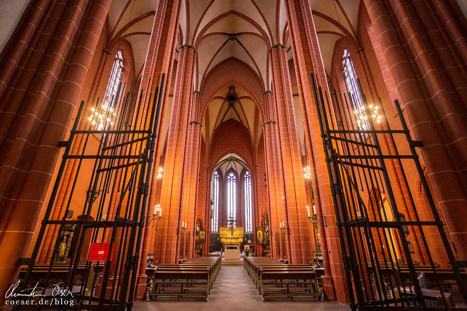 Innenansicht des Kaiserdoms St. Bartholomäus in Frankfurt am Main