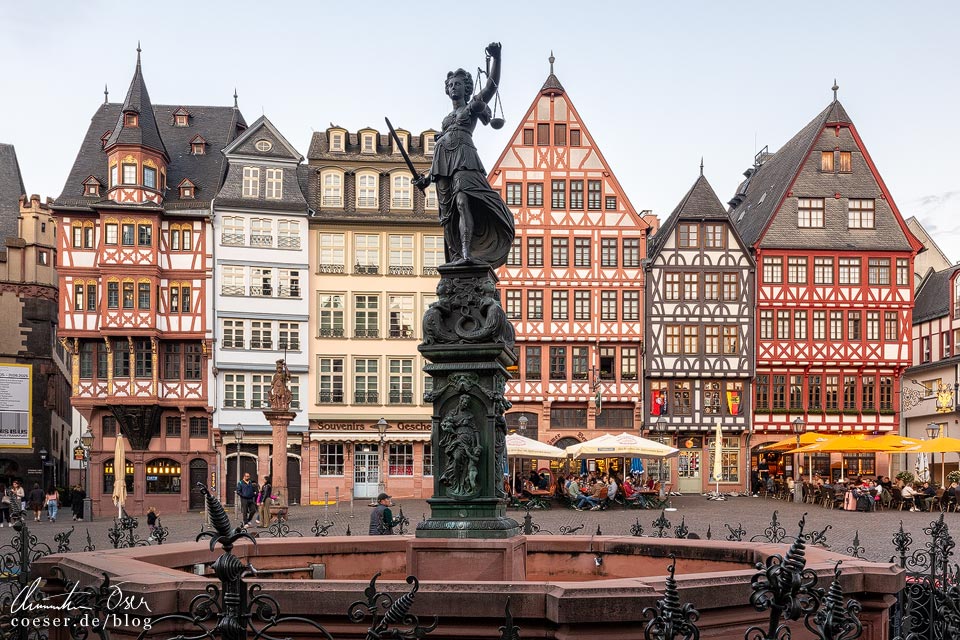 Römerberg mit Gerechtigkeitsbrunnen und Fachwerkhäusern in Frankfurt am Main