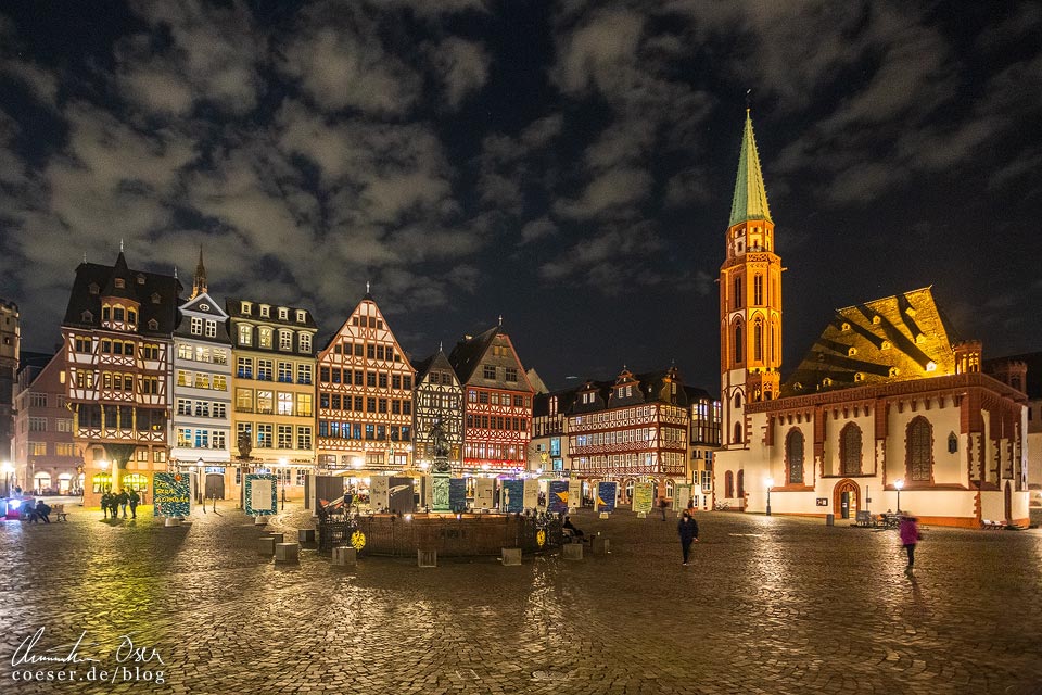 Nachtaufnahme des Römerbergs mit Ostzeile und Nikolaikirche in Frankfurt am Main