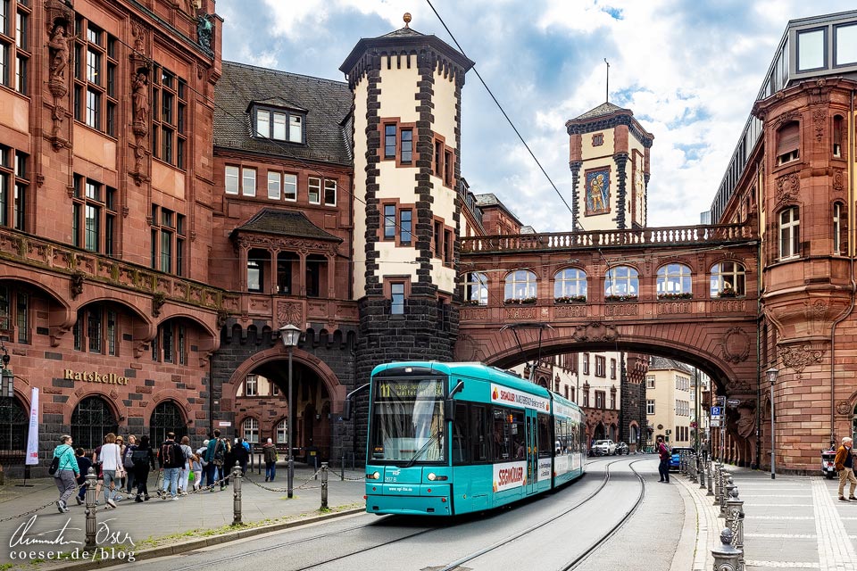 Straßenbahn vor den Rathausneubauten mit „Langem Franz“ vom Paulsplatz aus gesehen, Frankfurt am Main