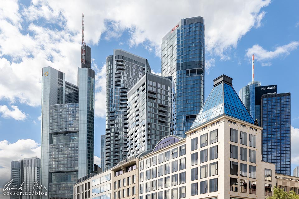 Skyline von Frankfurt mit Wolkenkratzern und Hochhäusern