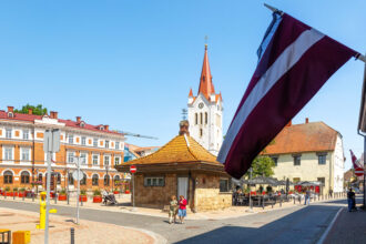 Der Rosenplatz und die Johanniskirche zu Wenden in Cesis, Lettland