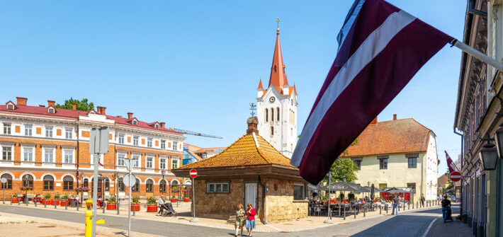 Der Rosenplatz und die Johanniskirche zu Wenden in Cesis, Lettland