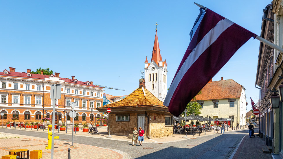 Der Rosenplatz und die Johanniskirche zu Wenden in Cesis, Lettland
