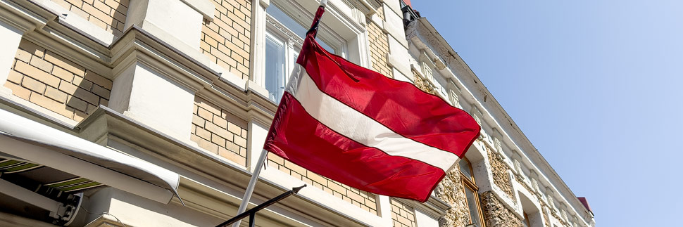 Die lettische Flagge an einem historischen Gebäude in Cesis, Lettland