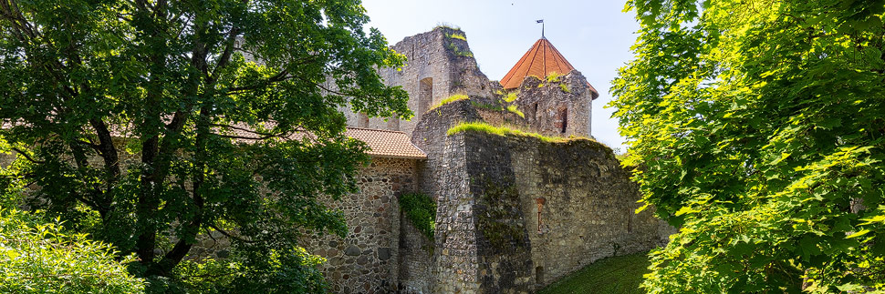 Ruine der Schwertbrüderordensburg Wenden in Cesis, Lettland