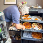 Köstliche Pizzaschnitten im italienischen Feinkostladen Bekko in Cesis, Lettland
