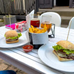 Abendessen im Burgerlokal Zaļa Zāle in Cesis, Lettland