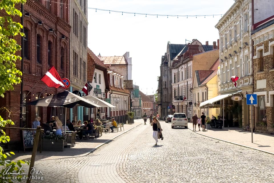 Flaniermeile Rīgas iela in Cesis, Lettland