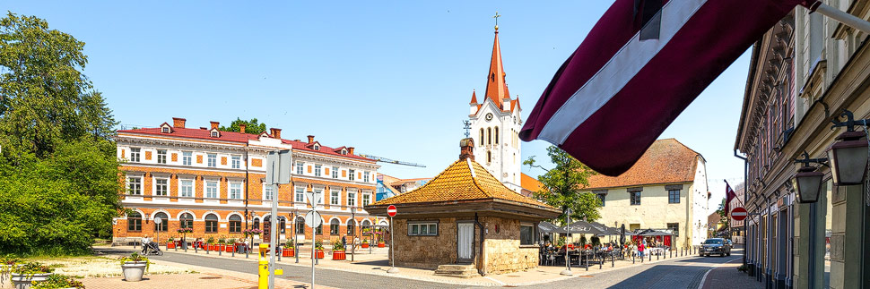 Der Rosenplatz (Rožu laukums) in Cesis, Lettland