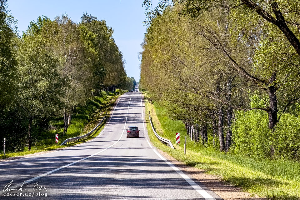 Autofahrt auf einer Straße in Lettland