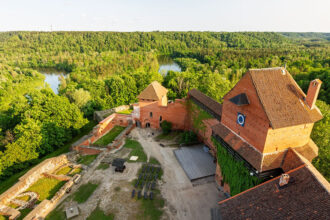Burg Turaida mit Blick auf den Nationalpark Gauja in Sigulda, Lettland