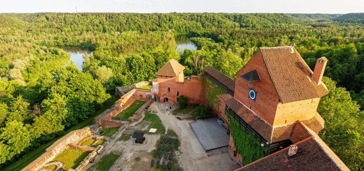 Burg Turaida mit Blick auf den Nationalpark Gauja in Sigulda, Lettland