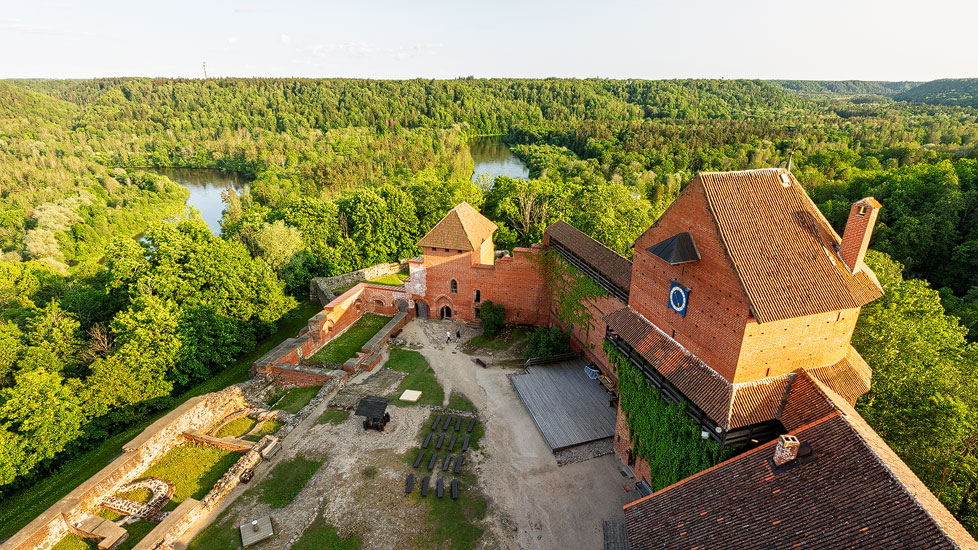 Burg Turaida mit Blick auf den Nationalpark Gauja in Sigulda, Lettland