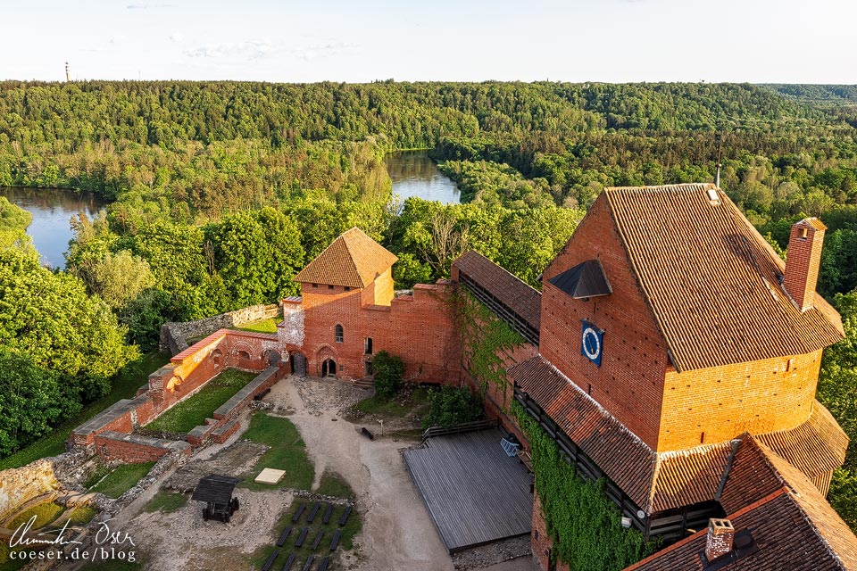 Aussicht vom Turm der Burg Turaida auf den Nationalpark Gauja in Sigulda, Lettland