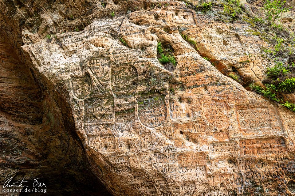 Eingravierte Zirkel und Wappen in der Gutmannshöhle in Sigulda, Lettland