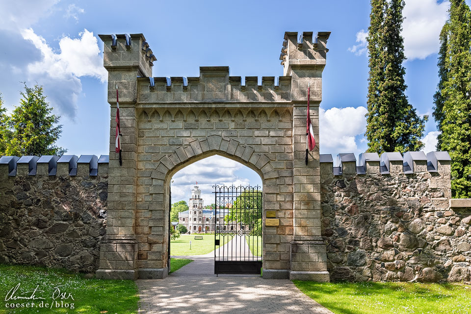 Burgtor (Siguldas pils vārti) um das Neue Schloss Segewold (Siguldas Jaunā pils) in Sigulda, Lettland