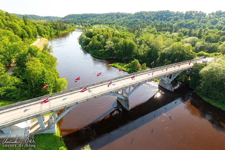 Seilbahnfahrt mit Blick auf die Brücke über die Gauja in Sigulda, Lettland