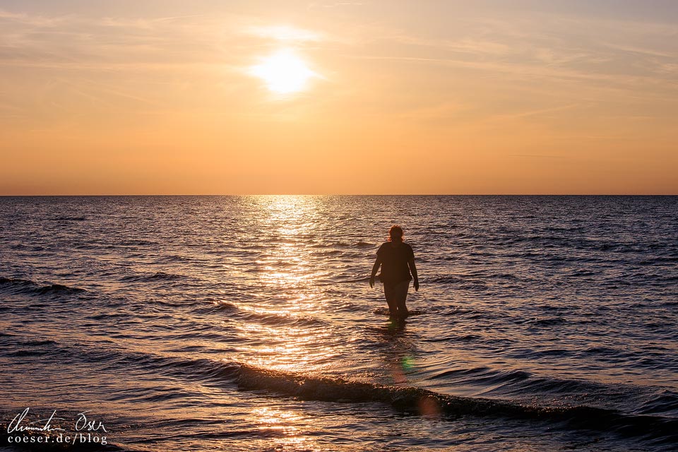Sonnenuntergang über dem Meer in Jürmala, Lettland