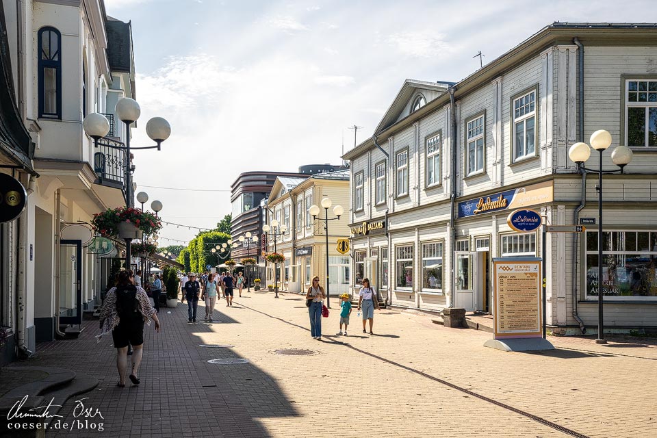 Fußgängerzone Jomas iela in Jürmala, Lettland