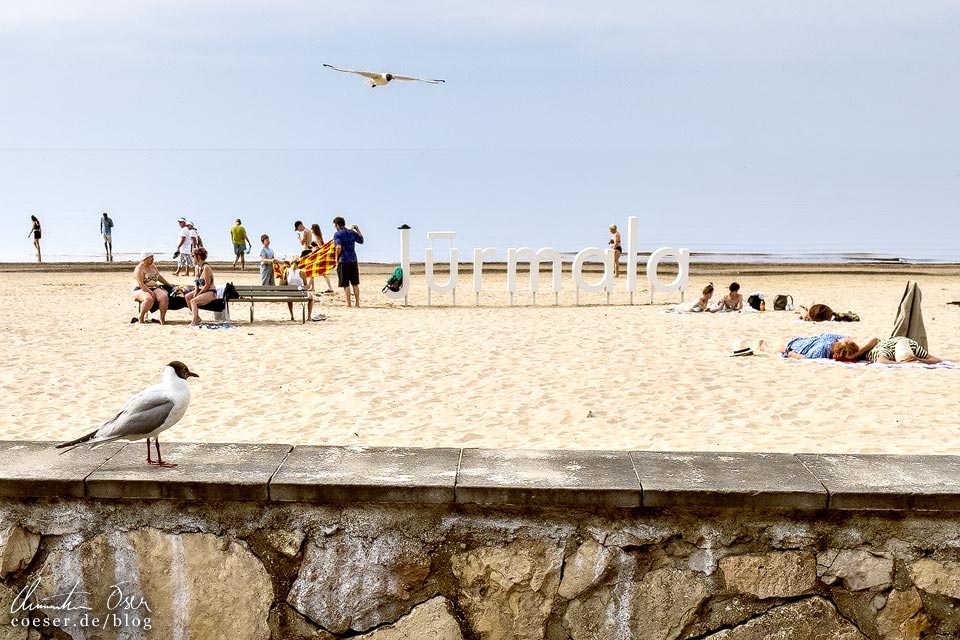 Menschen am Strand rund um das Jürmala-Sign, Lettland