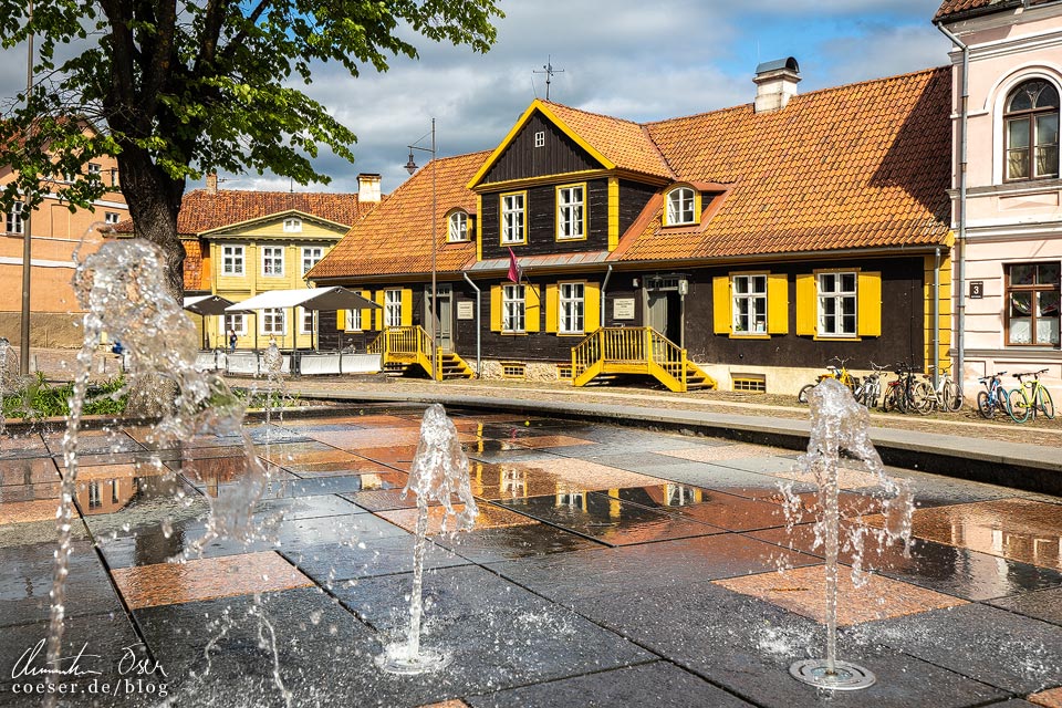 Springbrunnen vor dem Alten Rathaus in Kuldiga, Lettland