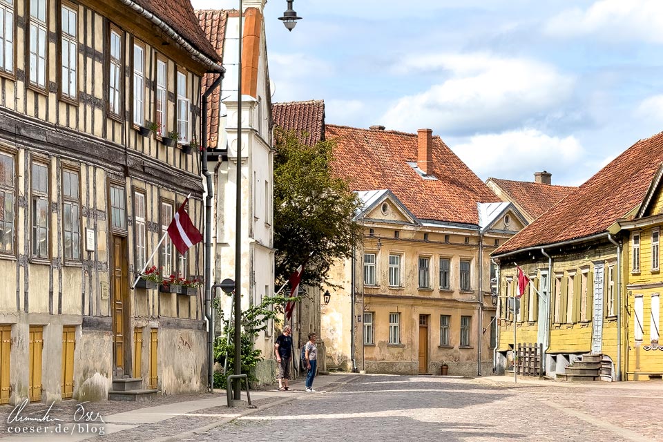 Historische alte Holzhäuser in Kuldiga, Lettland