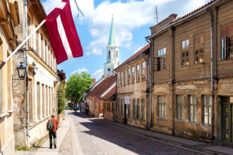 Historische Holzhäuser in Kuldiga, Lettland