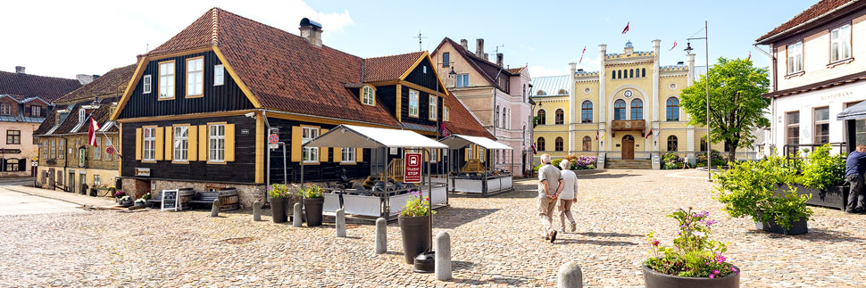 Altes und Neues Rathaus auf dem Rathausplatz in Kuldiga, Lettland
