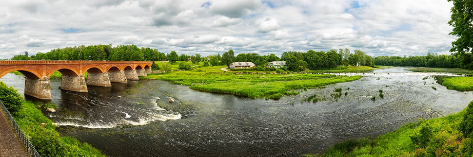 Panorama der Backsteinbrücke und des Wasserfalls Ventas rumba in Kuldiga, Lettland