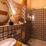 Bad im Doppelzimmer im SĪMANIS Boutique Hotel in Kuldiga, Lettland