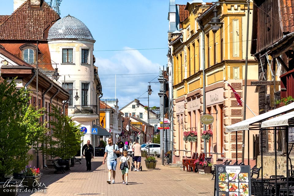 Fußgängerzone Liepājas iela in Kuldiga, Lettland