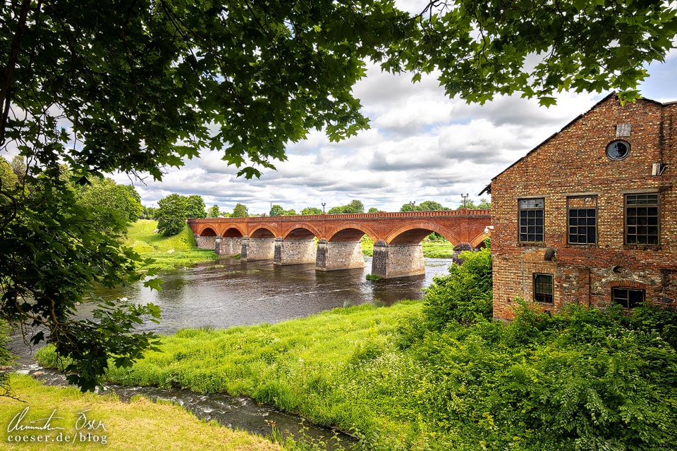 Alte Backsteinbrücke über die Venta und Papiermühle in Kuldiga, Lettland